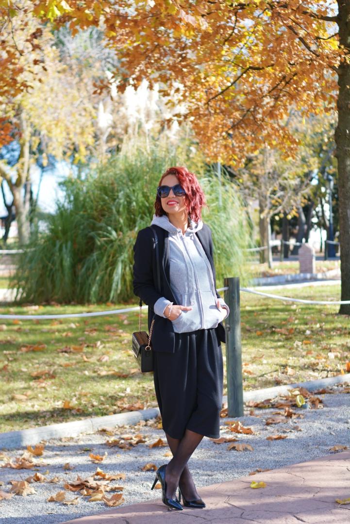 Look total black con sudadera
