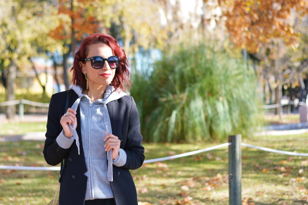 Look con sudadera de terciopelo