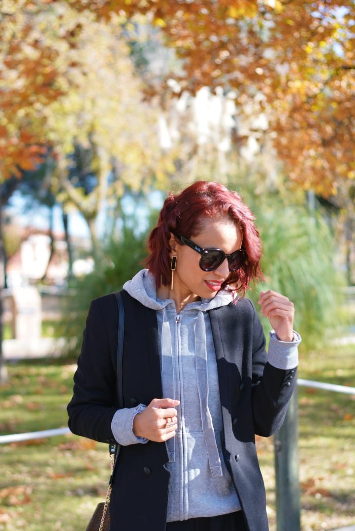 Look con Sudadera gris