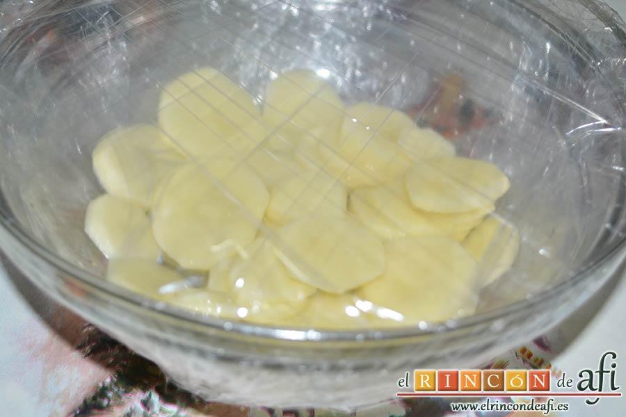 Tarta de salmón marinado y espárragos trigueros, pelar las papas y cortar en láminas finas para hacerlas en el microondas