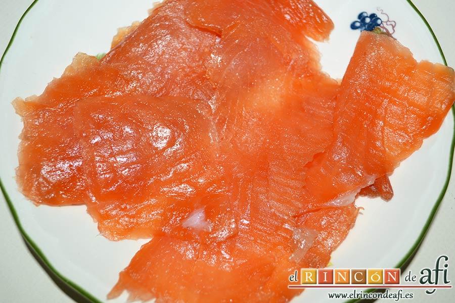 Tarta de salmón marinado y espárragos trigueros, sacar lonchas del salmón