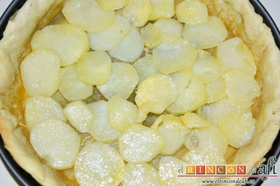 Tarta de salmón marinado y espárragos trigueros, poner sobre la masa una capa de papas