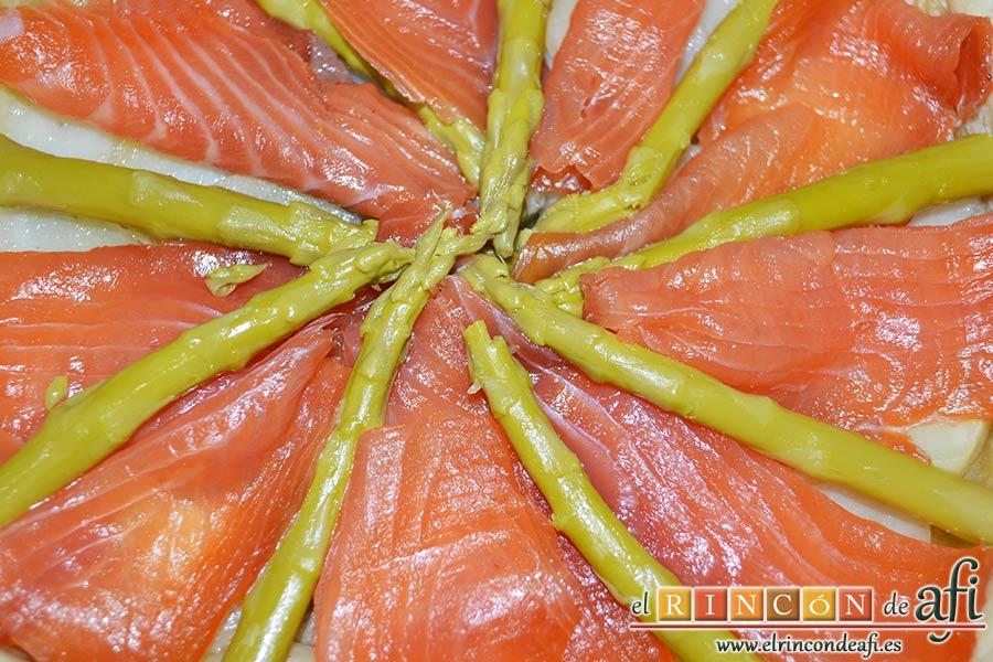 Tarta de salmón marinado y espárragos trigueros, poner encima 8-10 lonchas de jamón y decorar con los espárragos