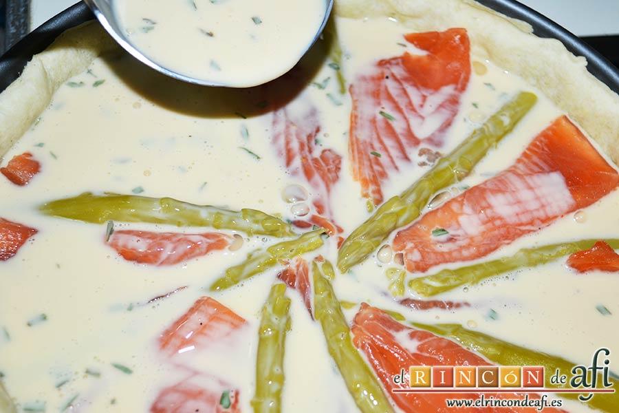 Tarta de salmón marinado y espárragos trigueros, verter por encima con cuidado la crema