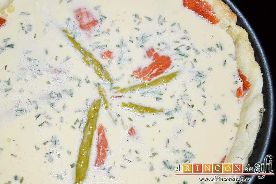 Tarta de salmón marinado y espárragos trigueros, distribuirla por todo el hueco