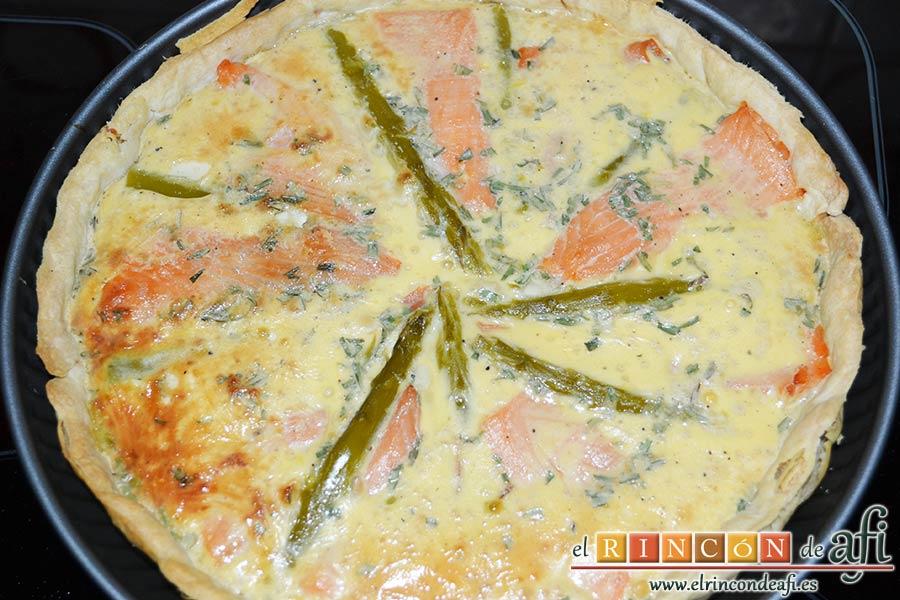 Tarta de salmón marinado y espárragos trigueros, hornear hasta que cuaje