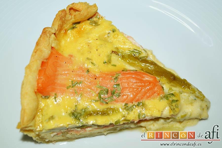 Tarta de salmón marinado y espárragos trigueros, sugerencia de presentación