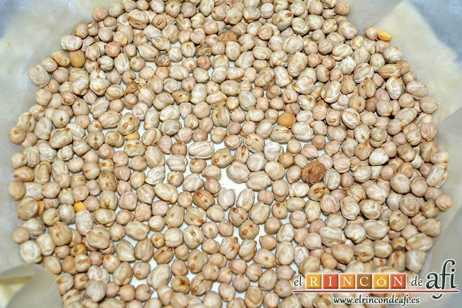 Tarta de salmón marinado y espárragos trigueros, poner encima garbanzos para que hagan de peso