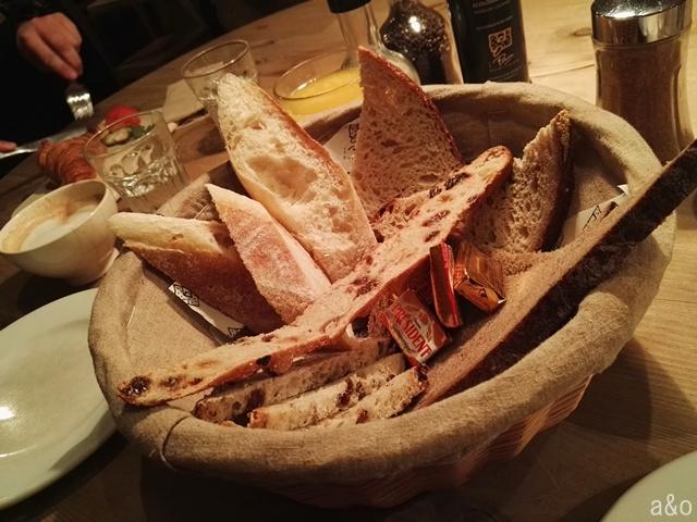 Cesta de panes de Le Pain Quotidien.