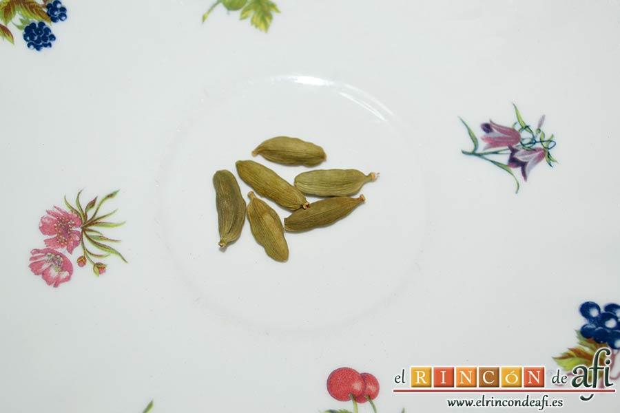 Bollos de Santa Lucía, tomar las semillas de cardamomo