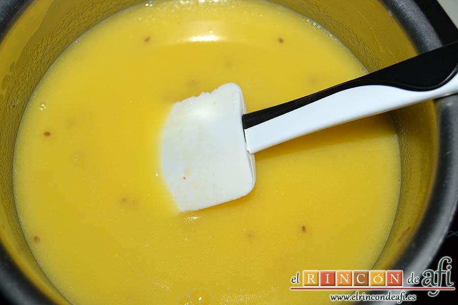 Bollos de Santa Lucía, remover bien con una espátula