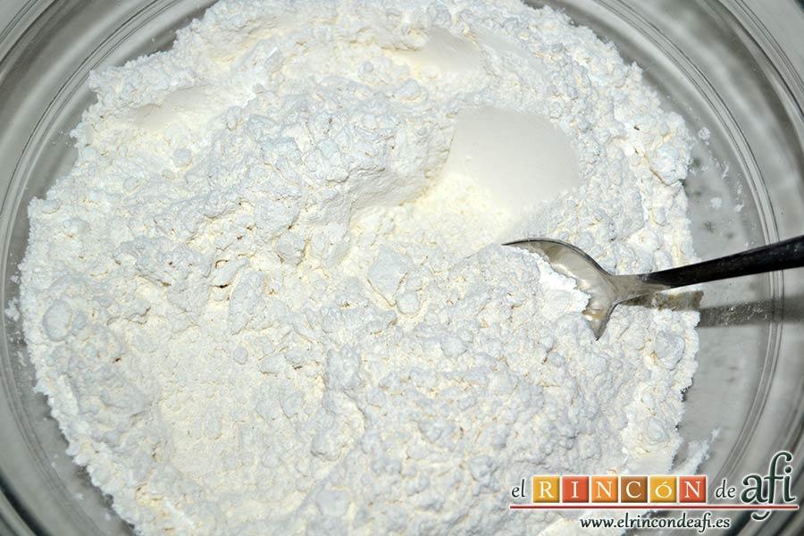 tamizamos la harina de fuerza y le añadimos una pizca de sal y la mezclamos con una cuchara