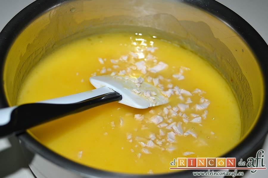 Bollos de Santa Lucía, cuando la mezcla de la crema de leche y la mantequilla haya atemperado añadimos la levadura de panadería desmenuzada