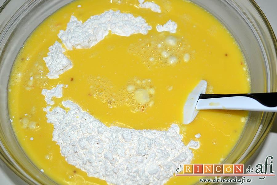 Bollos de Santa Lucía, hacer un cráter en la harina y verter toda la mezcla en el centro