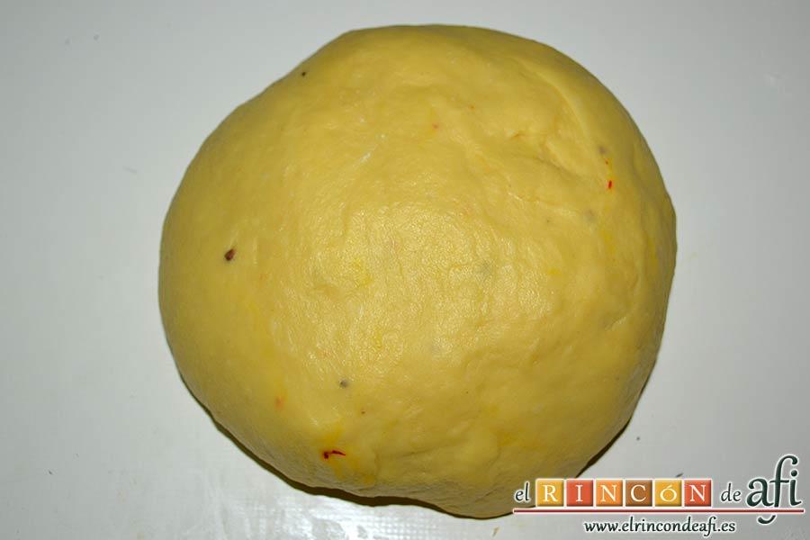 Bollos de Santa Lucía, formar una bola de masa