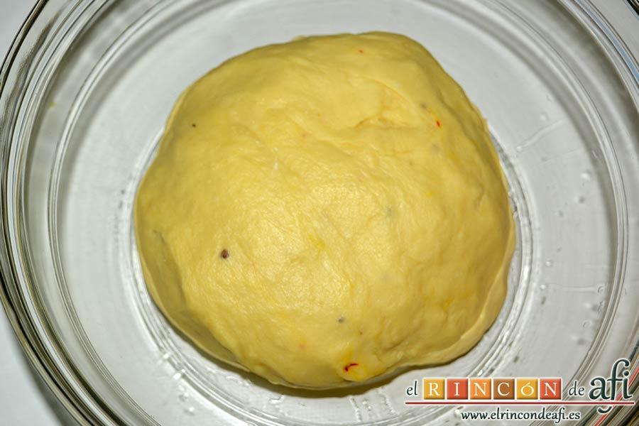 Bollos de Santa Lucía, ponerla en un bol con unas gotitas de aceite