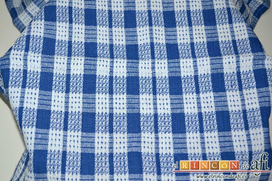 Bollos de Santa Lucía, tapar con un paño húmedo y dejar reposar