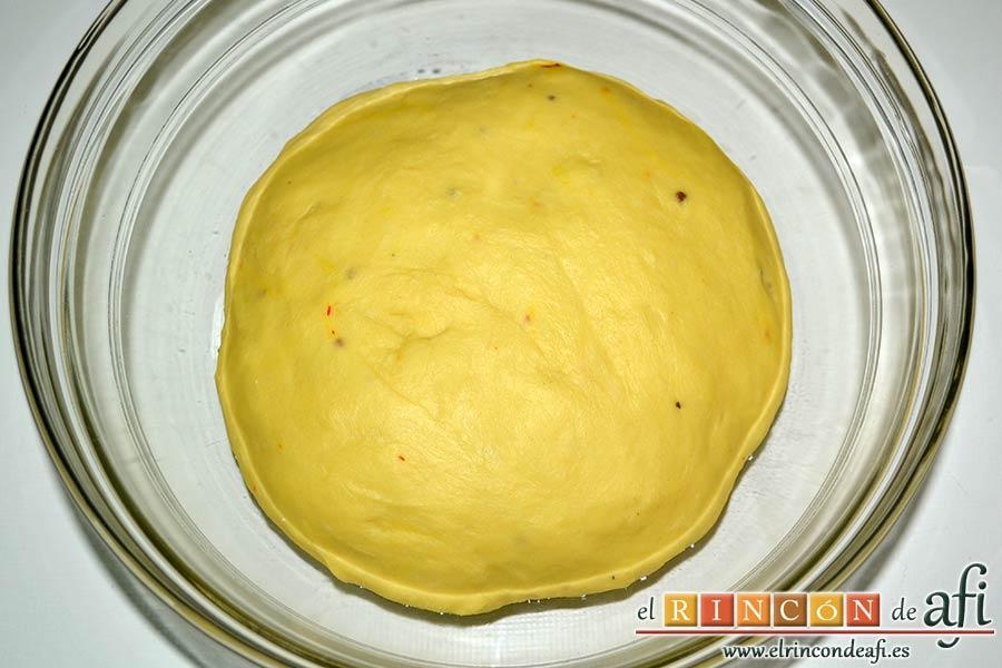 Bollos de Santa Lucía, tras dejar reposar una hora, destapar