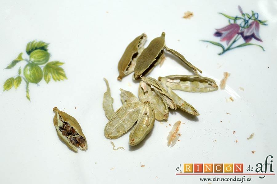 Bollos de Santa Lucía, extraer las semillas con un cuchillo