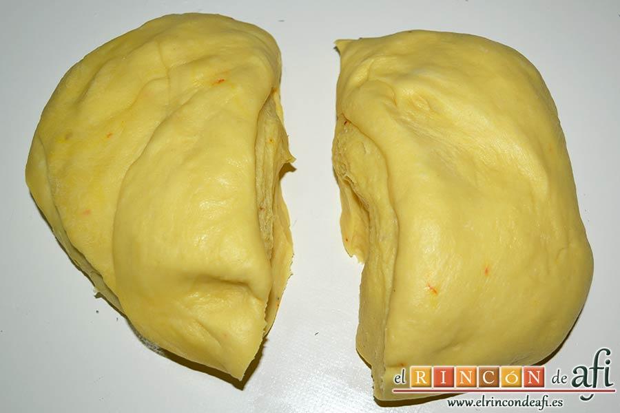 Bollos de Santa Lucía, partirla por la mitad