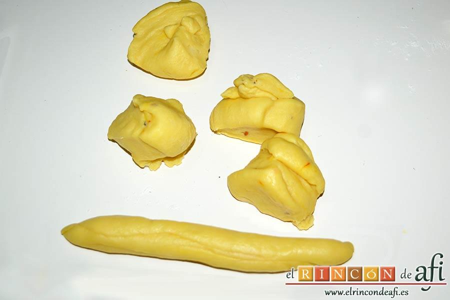 Bollos de Santa Lucía, ir partiendo cada mitad hasta obtener porciones de 50 gramos