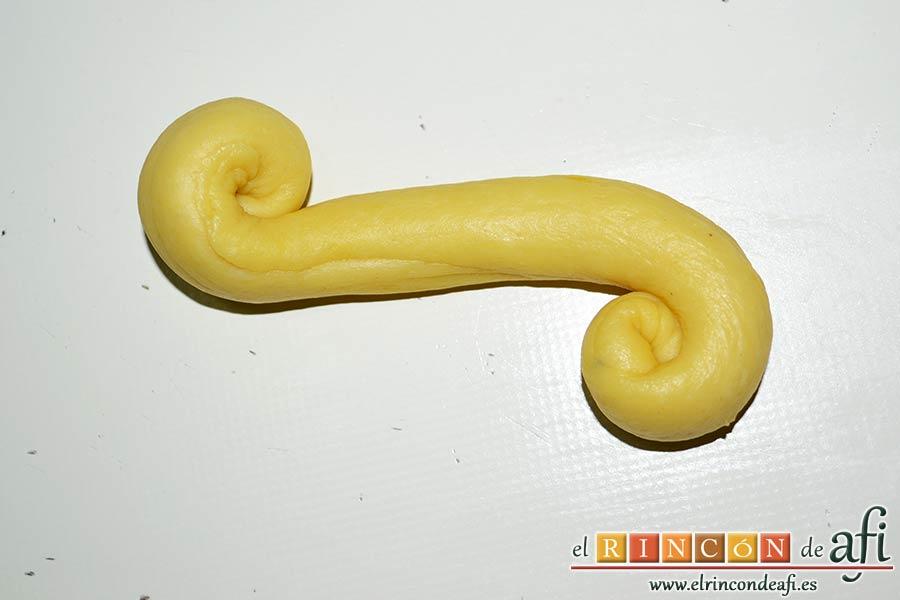 Bollos de Santa Lucía, enrollar los extremos hasta darle esta forma