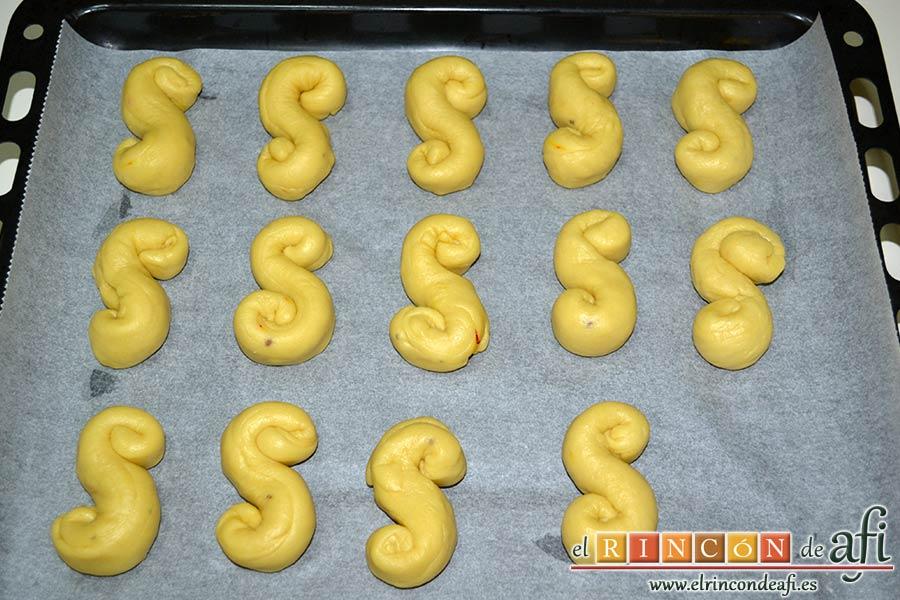 Bollos de Santa Lucía, poner sobre bandeja de horno forrada dejando separación
