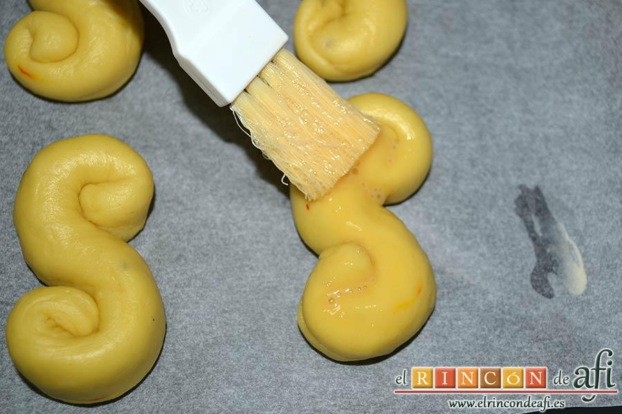 Bollos de Santa Lucía, pintar con huevo batido