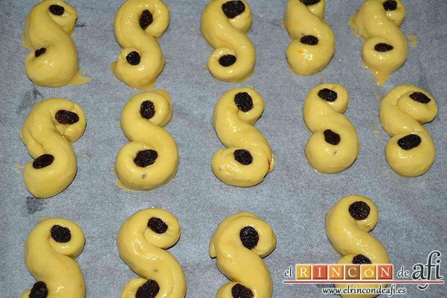 Bollos de Santa Lucía, decorar con pasas