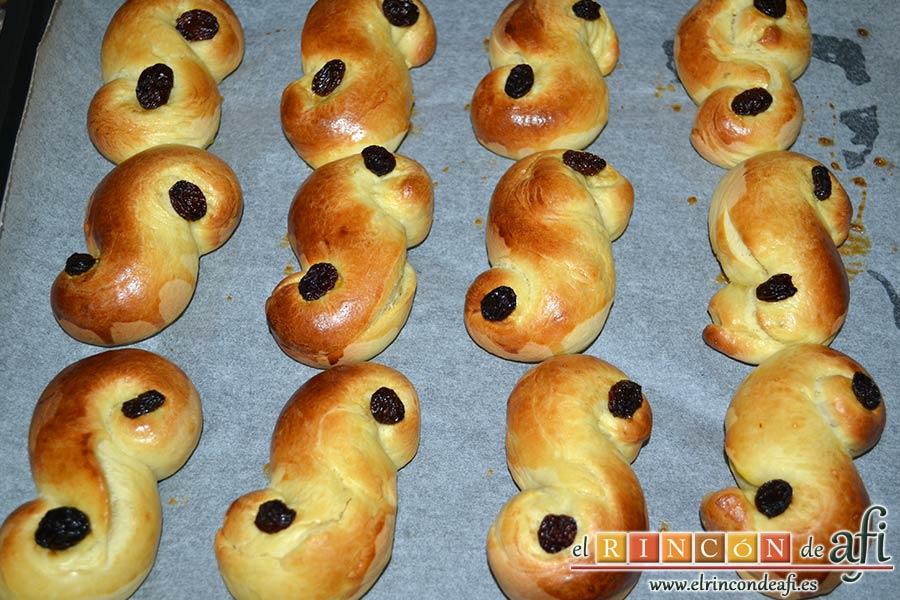 Bollos de Santa Lucía, hornear durante unos 15 minutos