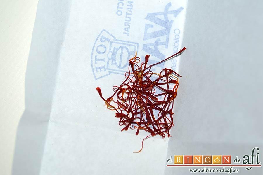 Bollos de Santa Lucía, preparar las hebras de azafrán