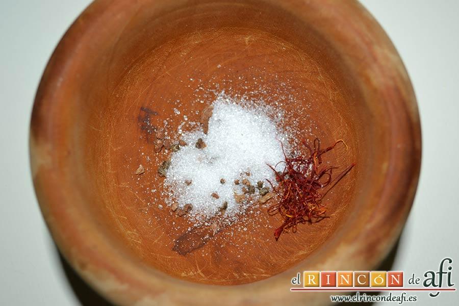 Bollos de Santa Lucía, poner en un mortero las semillas de cardamomo, el azafrán y una cucharadita de azúcar