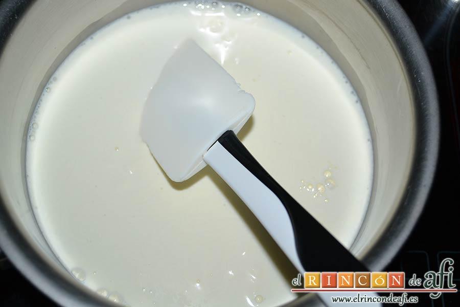 Bollos de Santa Lucía, ponemos en un cazo al fuego la leche con la nata (crema de leche)