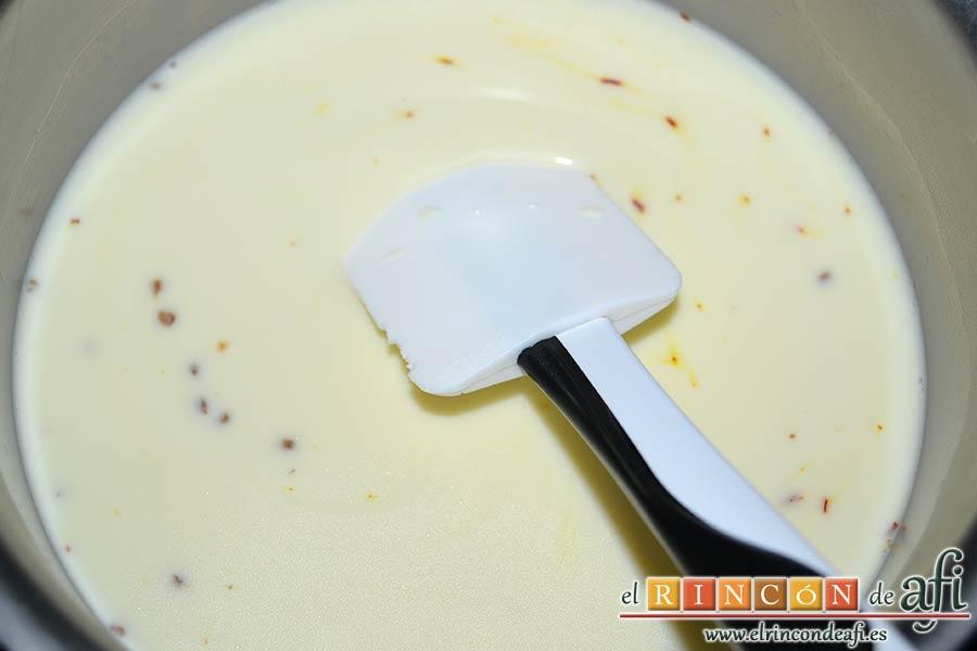 Bollos de Santa Lucía, añadirlo a la crema de leche