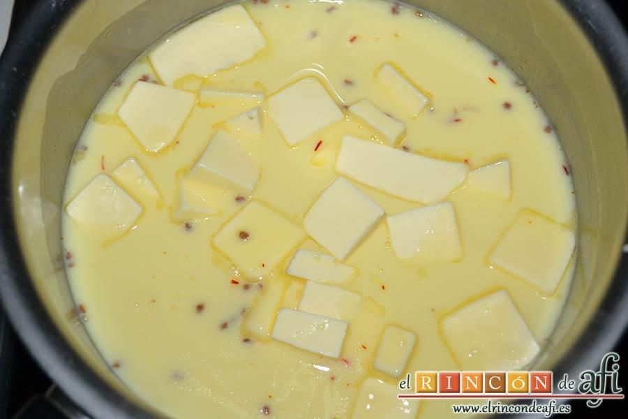 Bollos de Santa Lucía, cortar la mantequilla en cubitos y añadir