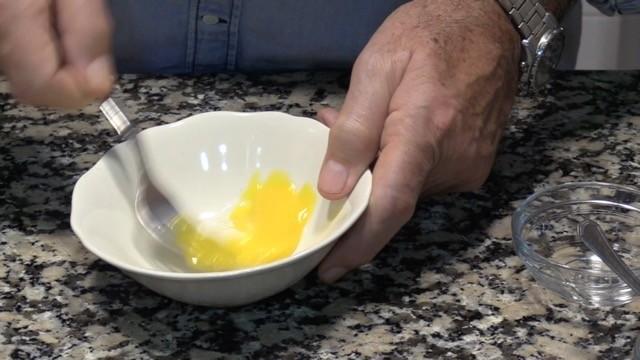 Batir huevos para el turrón de yema