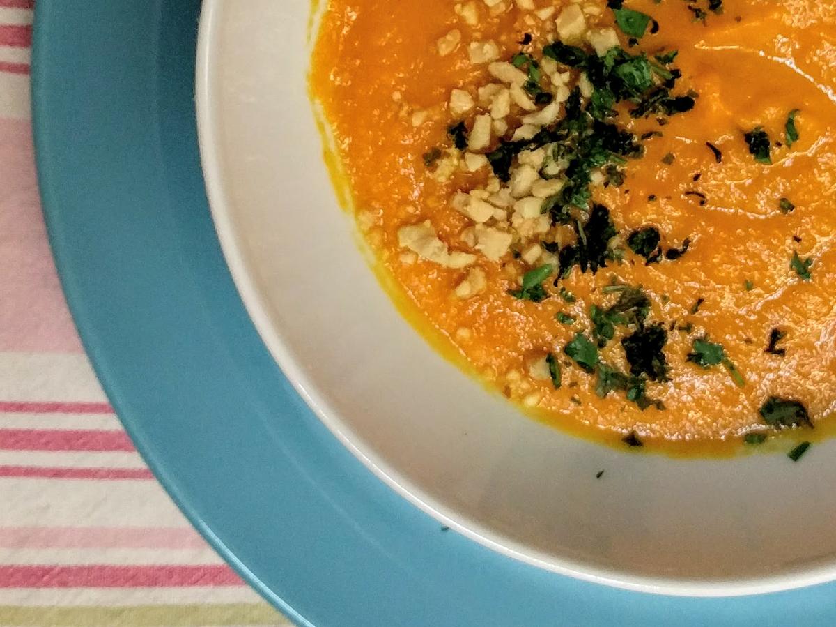 Crema de zanahoria vegana con leche de coco y cacahuete Cocina