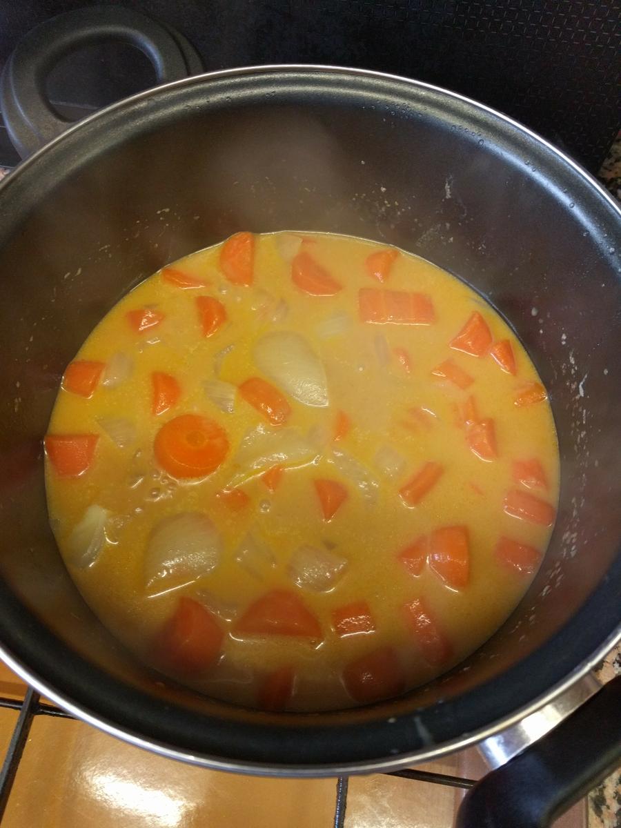 preparando plato crema de zanahoria