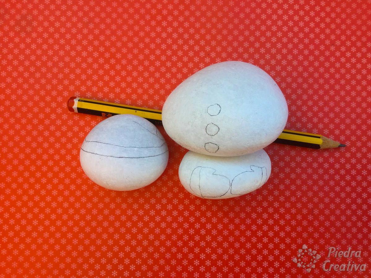 Muñeco de nieve dibujado en piedras