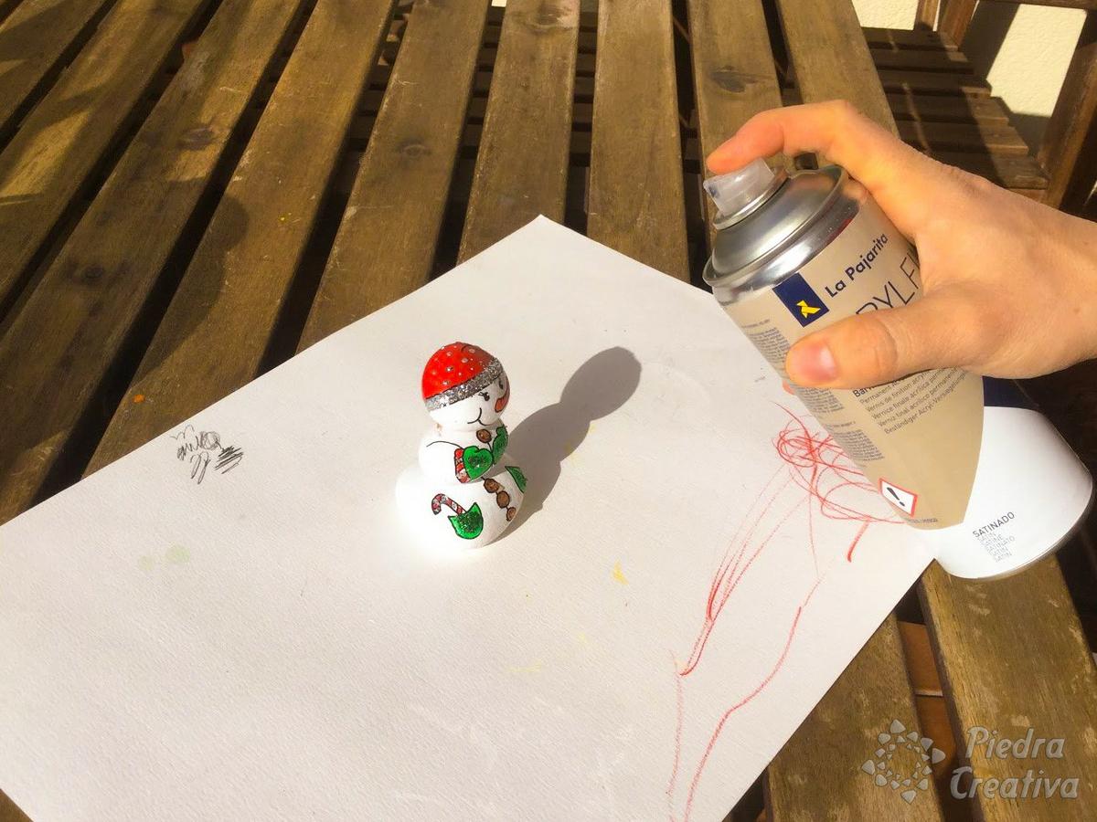 Barniz para muñeco de nieve en piedras