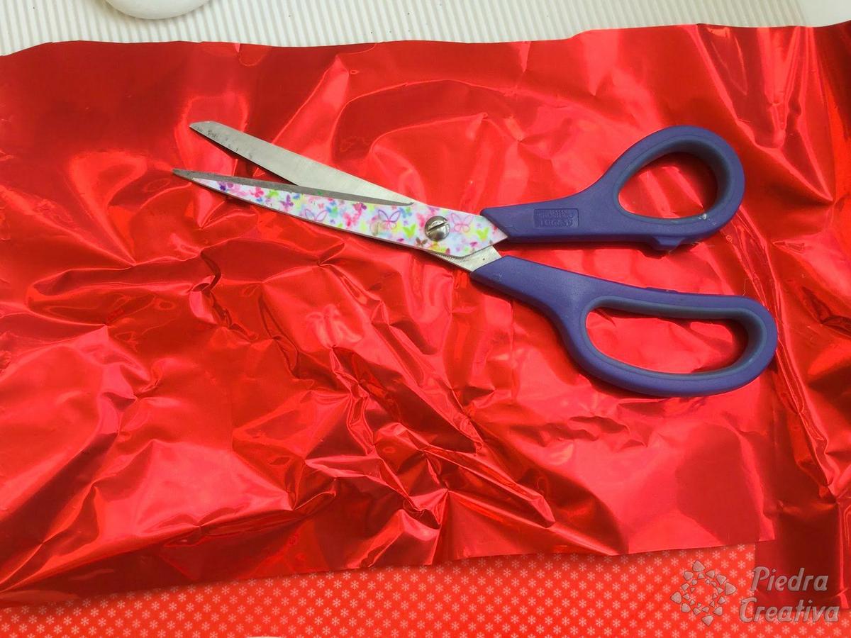 Lazo de muñeco de nieve en piedras