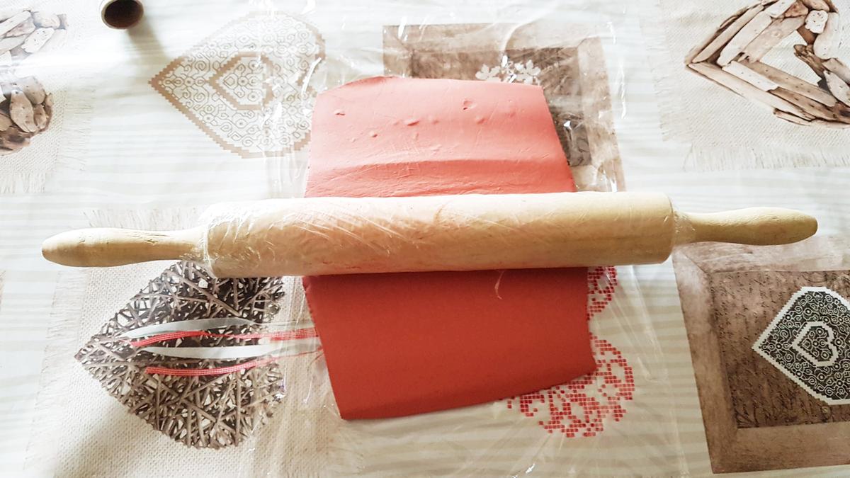 adornos de Navidad con pasta para modelar - amasar con el rodillo para estirarlo