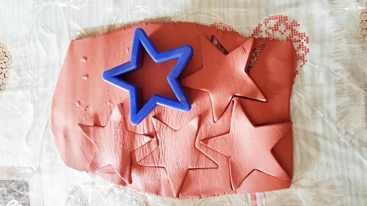 adornos de Navidad con pasta para modelar - usar los moldes para sacar la forma de estrella