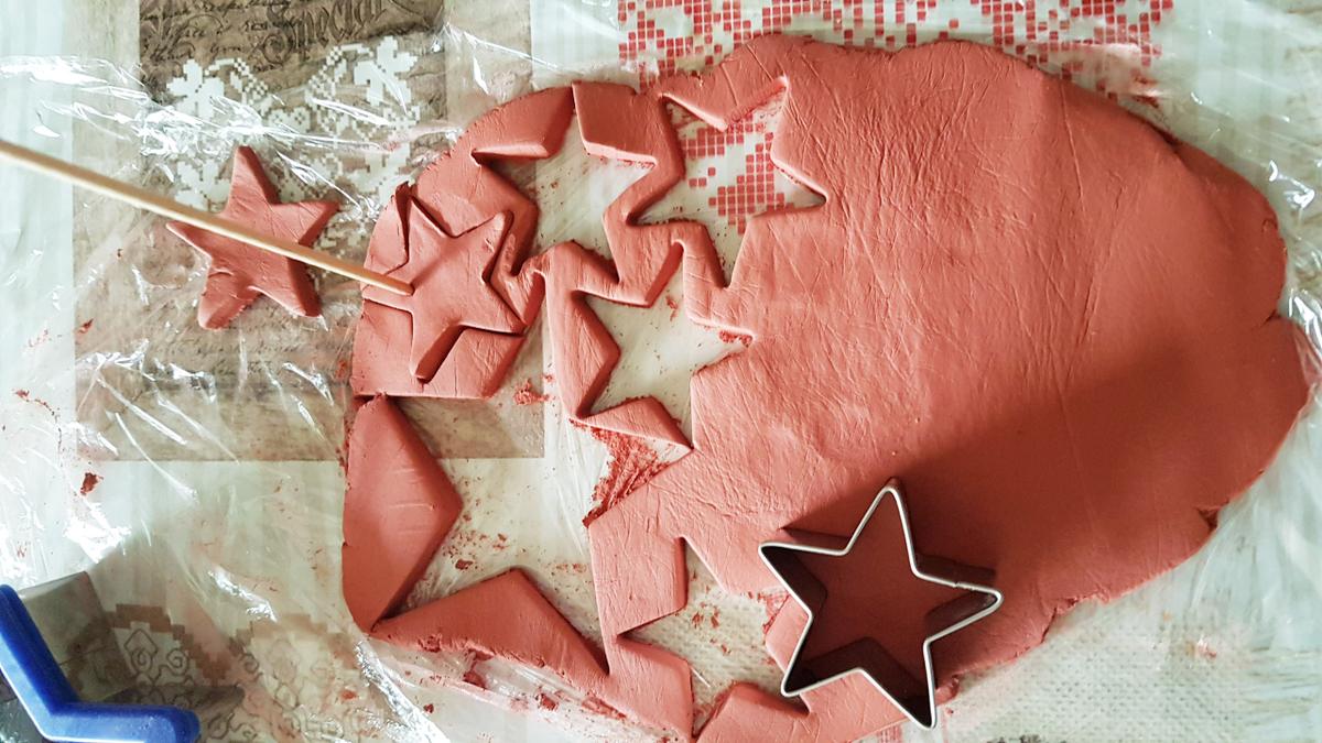 adornos de Navidad con pasta para modelar - volvemos a amasar y a cortar