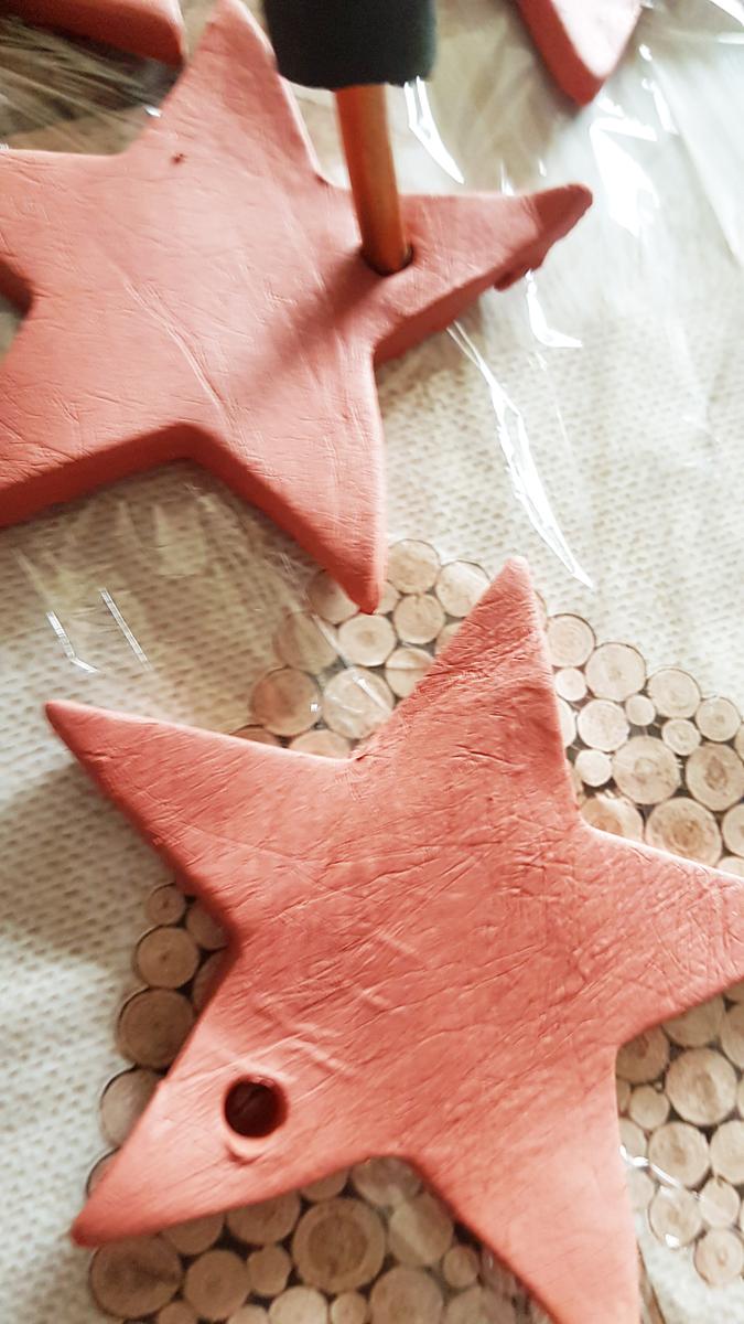 adornos de Navidad con pasta para modelar - hacerle agujeros para colgarlos