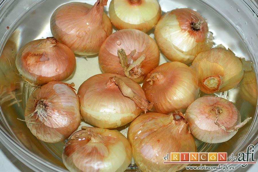 Confit de pato con cebollitas francesas, manzanas, pasas y piñones caramelizados y papas azules chips, poner las cebollitas francesas en un bol con agua hasta cubrir