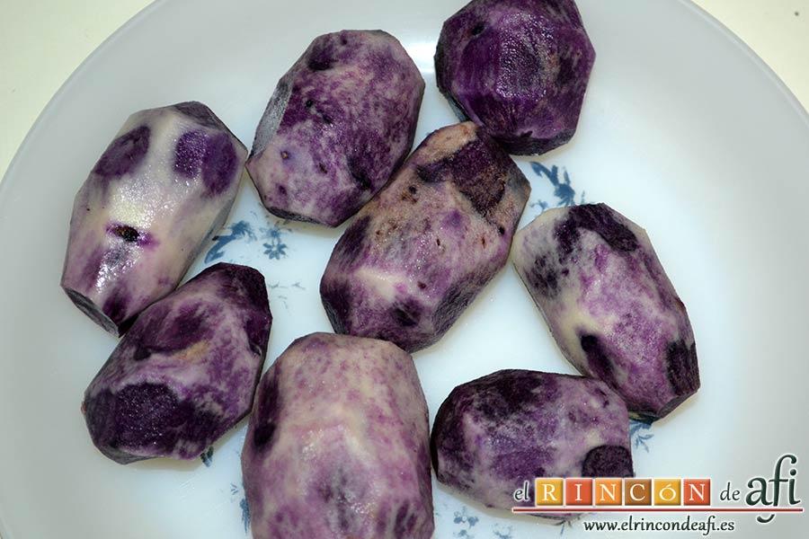 Confit de pato con cebollitas francesas, manzanas, pasas y piñones caramelizados y papas azules chips, pelar las papas azules