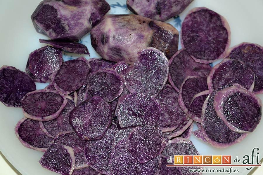 Confit de pato con cebollitas francesas, manzanas, pasas y piñones caramelizados y papas azules chips, cortarlas muy finitas