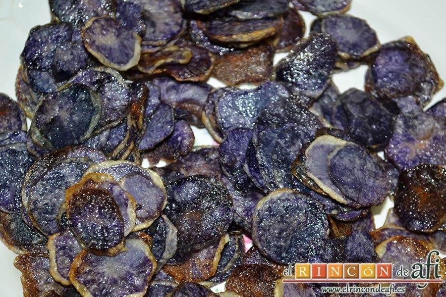 Confit de pato con cebollitas francesas, manzanas, pasas y piñones caramelizados y papas azules chips, freírlas hasta que queden crujientes