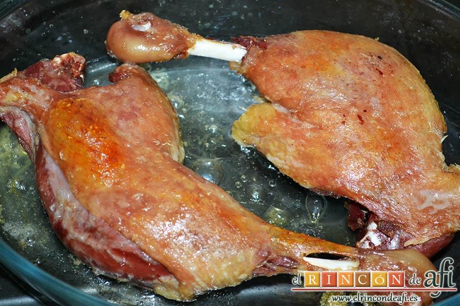 Confit de pato con cebollitas francesas, manzanas, pasas y piñones caramelizados y papas azules chips, hacer los confits al horno tras retirarles el exceso de grasa